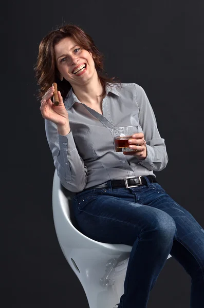 Middle aged woman with whiskey — Stockfoto