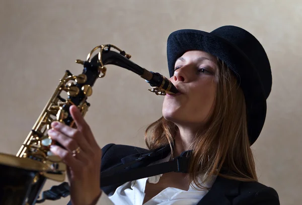 Mulher com saxofone — Fotografia de Stock