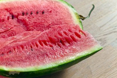 Ahşap masada karpuz