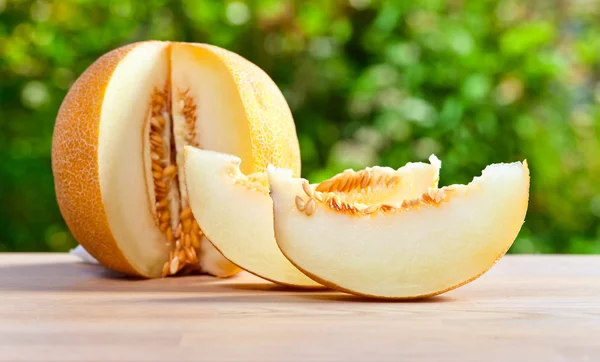 Meloen op tafel in tuin — Stockfoto