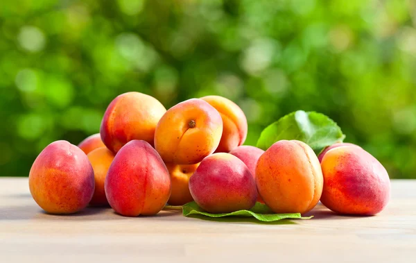 Сочные сочные абрикосы — стоковое фото