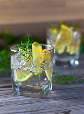 limon ve buz ile alkollü içki 