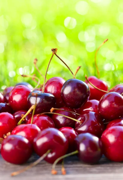 Cerezas maduras jugosas — Foto de Stock