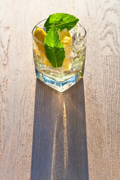 Cocktail mit Zitronen- und Pfefferminzblättern — Stockfoto