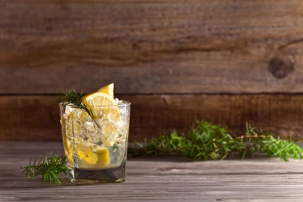 Bevanda alcolica con limone e ghiaccio — Foto Stock