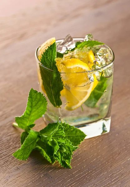 Cocktail mit Zitronen- und Pfefferminzblättern — Stockfoto