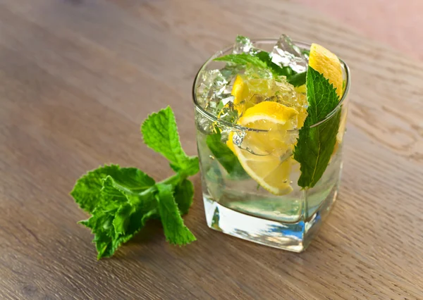 Cocktail com limão e folhas de hortelã-pimenta — Fotografia de Stock