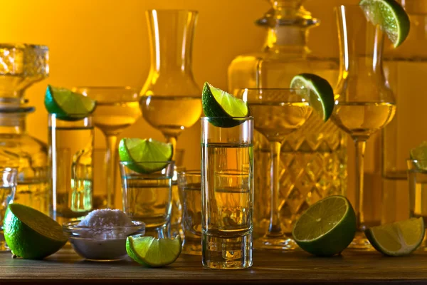 Alcoholic drinks with lime — Stock Photo, Image
