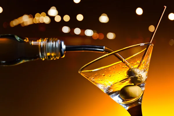 Martini met olijven — Stockfoto