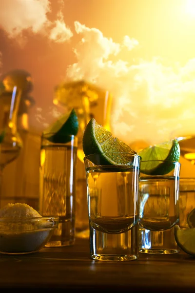 Gold Tequila und Limette — Stockfoto