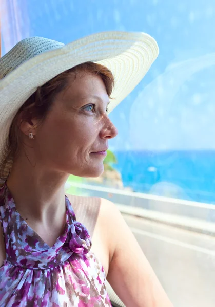 Frau im Bus schaut aus dem Fenster — Stockfoto