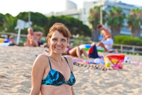 スペインの地中海海岸に中年の女性 — ストック写真