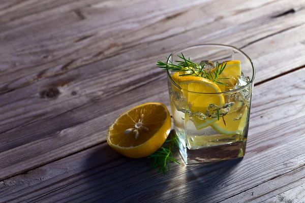 Bebida alcohólica con limón y hielo — Foto de Stock