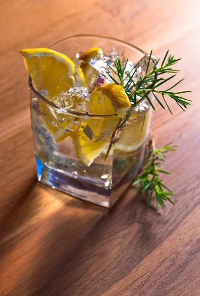 Alkoholhaltiga drycker med citron och is — Stockfoto