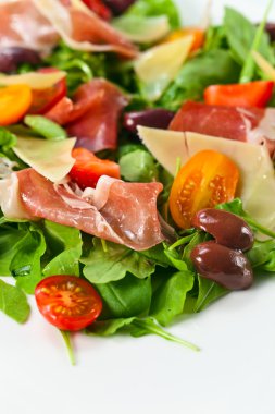  jambon ve kırmızı zeytin salatası