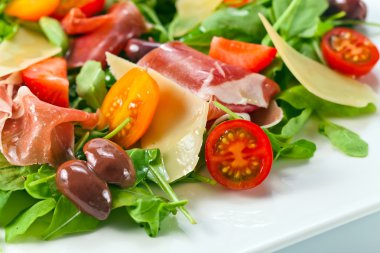  jambon ve kırmızı zeytin salatası