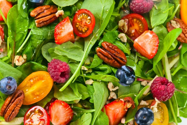 Ensalada vegana con bayas y frutos secos — Foto de Stock