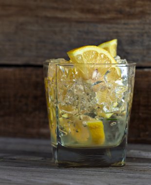 limon ve buz ile alkollü içki 