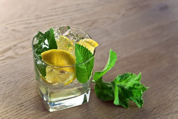 Cóctel con hojas de limón y menta — Foto de Stock