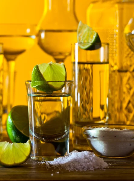 Tequila de ouro e limão — Fotografia de Stock