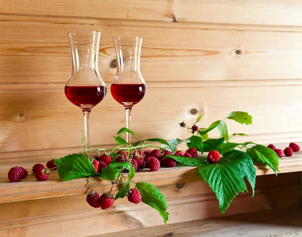 Raspberry liqueur and ripe berries — Stock Photo, Image