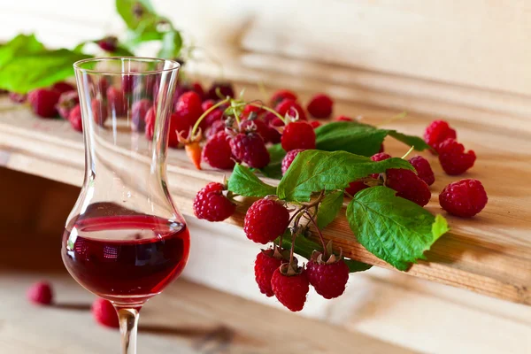 Raspberry liqueur and ripe berries — Stock Photo, Image