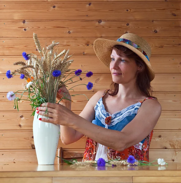 Frau mit Strohhut — Stockfoto