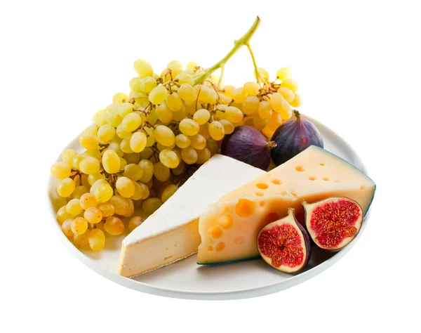 Käse mit Früchten isoliert auf weiß — Stockfoto
