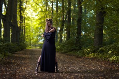 Karanlık ormanda cadı 