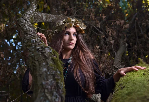 Frau im dunklen Wald — Stockfoto