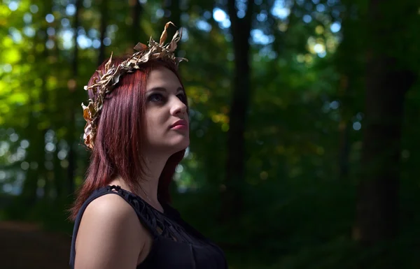 Mujer en bosque oscuro — Foto de Stock