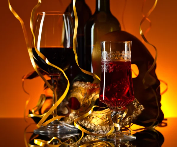 Venetian masks and red wine — Stock Photo, Image