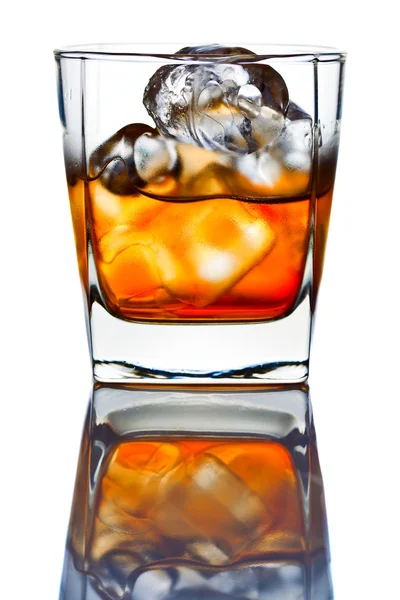 Whisky avec glace isolée sur blanc — Photo