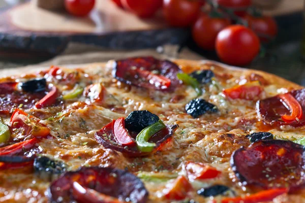 Nahaufnahme von frisch gebackener Pizza — Stockfoto