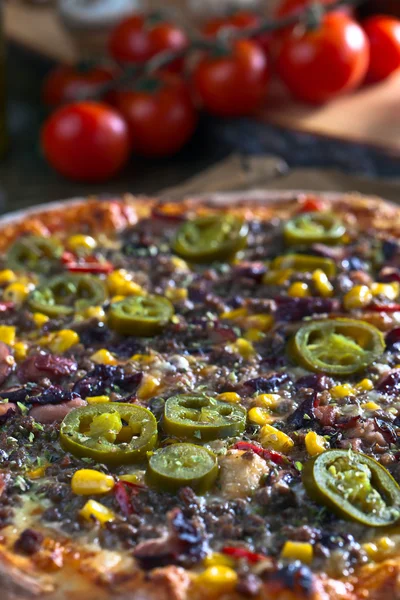 Primer plano de la pizza recién horneada —  Fotos de Stock