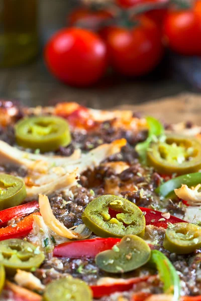 Närbild av färskt bakad pizza — Stockfoto