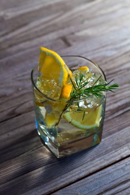 limon ve buz ile alkollü içki 