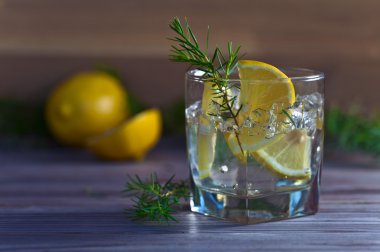 limon ve buz ile alkollü içki 