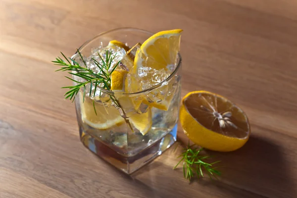 Gin met citroen en ijs — Stockfoto