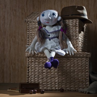 Beyaz elbiseli el yapımı oyuncak bebek