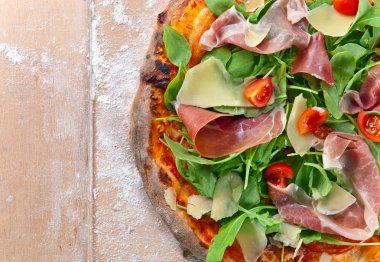 Jambonlu ve peynirli pizza