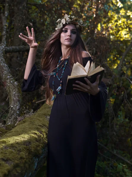 Mujer con libro en bosque oscuro — Foto de Stock