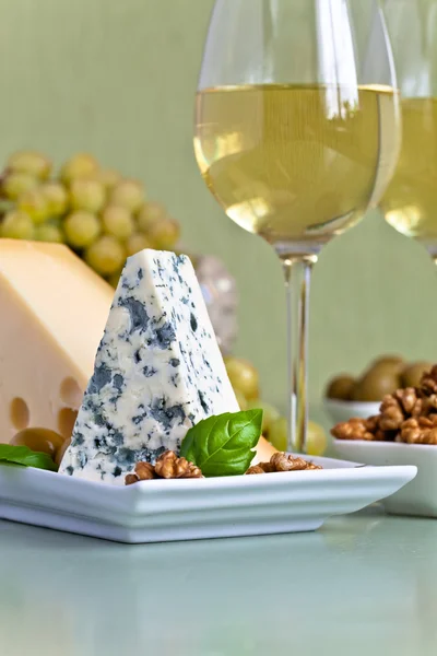 Sýry s ořechy a víno — Stock fotografie