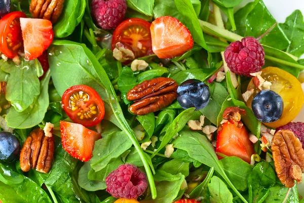 Veganer Salat mit Beeren und Nüssen — Stockfoto
