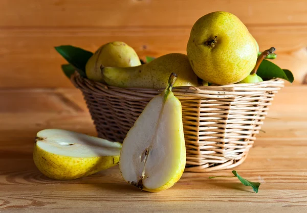 Päron i backet — Stockfoto