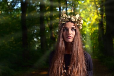 karanlık ormanın içinde kadın