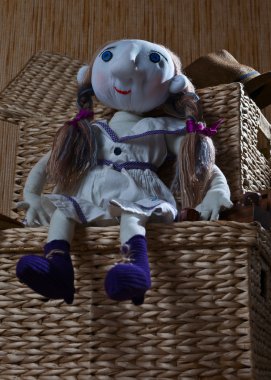 Beyaz elbiseli el yapımı oyuncak bebek