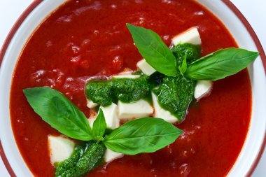 Basil 'li domates çorbası.