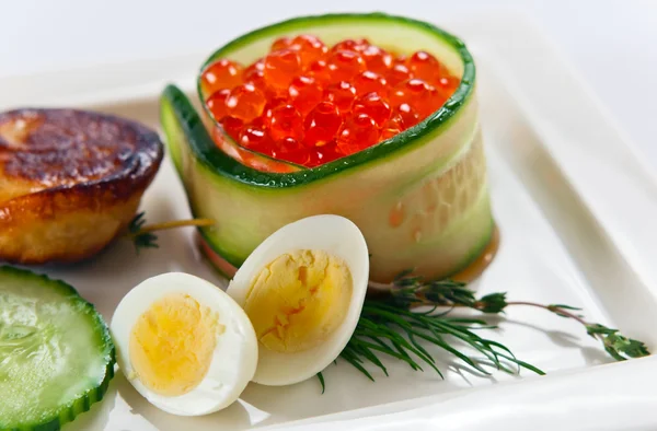 Caviar rojo con huevo —  Fotos de Stock