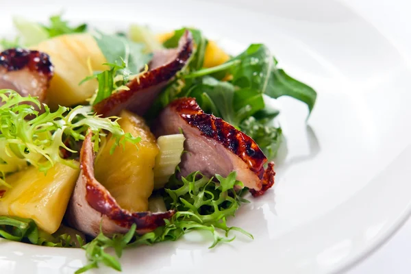 Ensalada con piña y carne ahumada — Foto de Stock